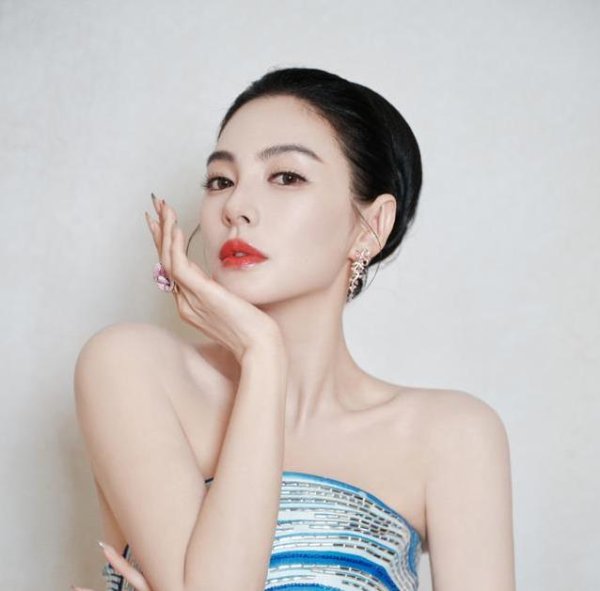 中国配资网 明星红毯真实暴露，佟丽娅细纹明显，张雨绮却美出新高度？